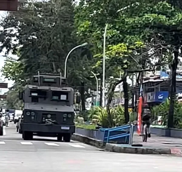 Caveirão e várias viaturas reforçam policiamento no Parque Aeroporto após tiros na madrugada